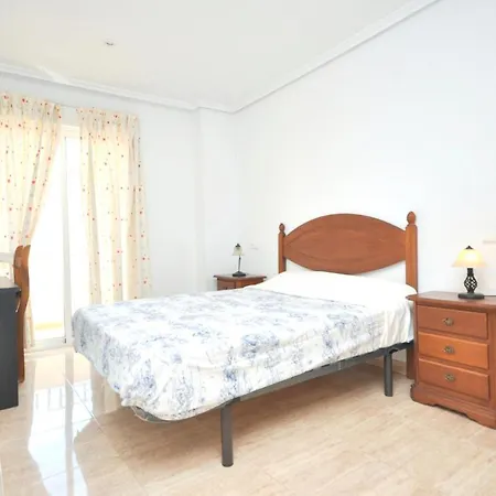 With 3 Bedrooms In With Wonderful City View Balcony And Wifi Apartmán Torrevieja